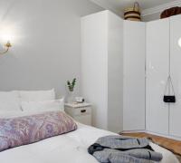 Кутова шафа в спальні: види, наповнення, розміри, дизайн