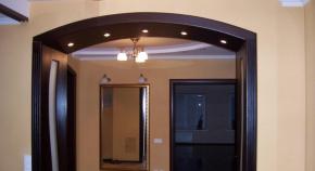 Bogen in der Wohnung: Fertigstellung mit Polyurethan-Formteil, Foto eines Do-it-yourself-Designs, wie man ein Haus schön dekoriert