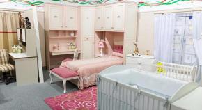 Gestaltungsmerkmale eines Schlafzimmers mit Kinderbett
