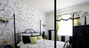 Wallpaper gabungan di interior kamar tidur - foto dari desainer